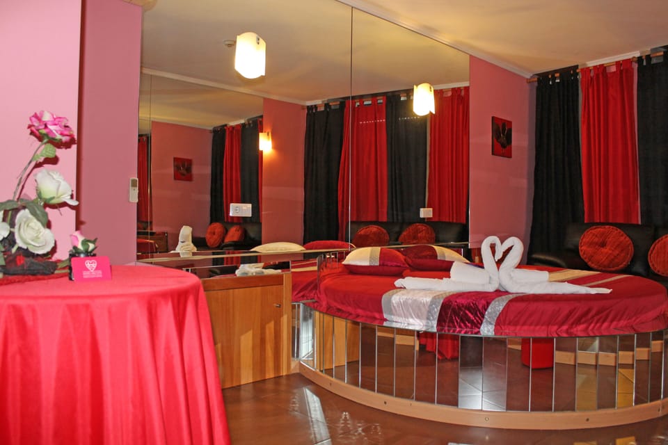 Romantic Double Room | Free WiFi, bed sheets