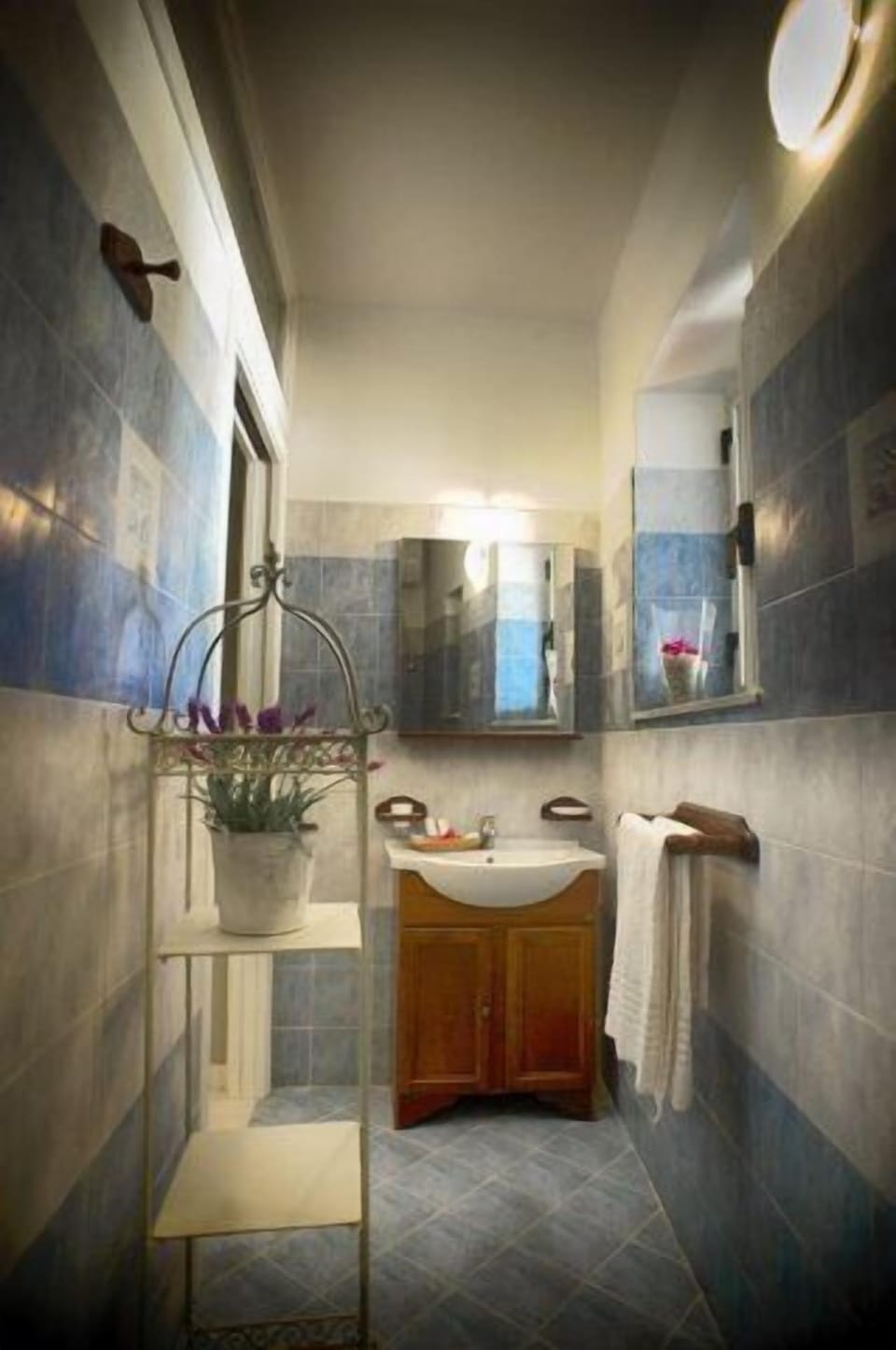 Shower, free toiletries, hair dryer, bidet