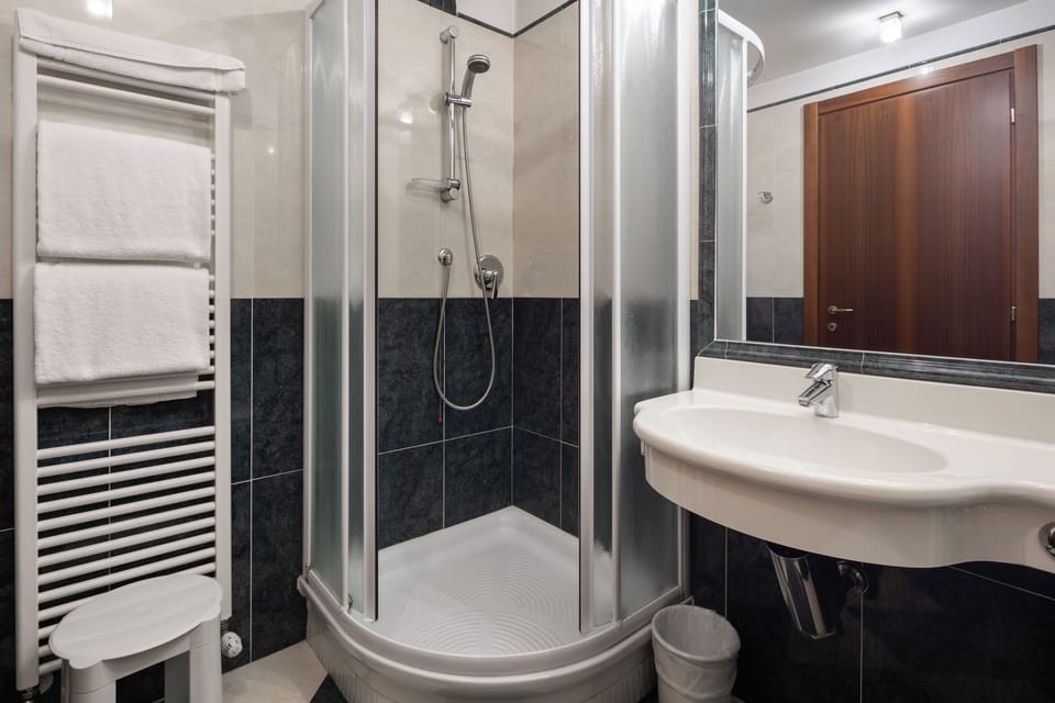 Deluxe Twin Room | Bathroom | Deep soaking tub, rainfall showerhead, free toiletries, hair dryer