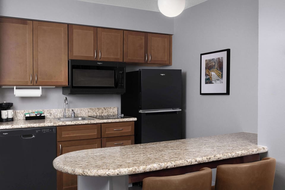 Full-size fridge, microwave, stovetop, dishwasher