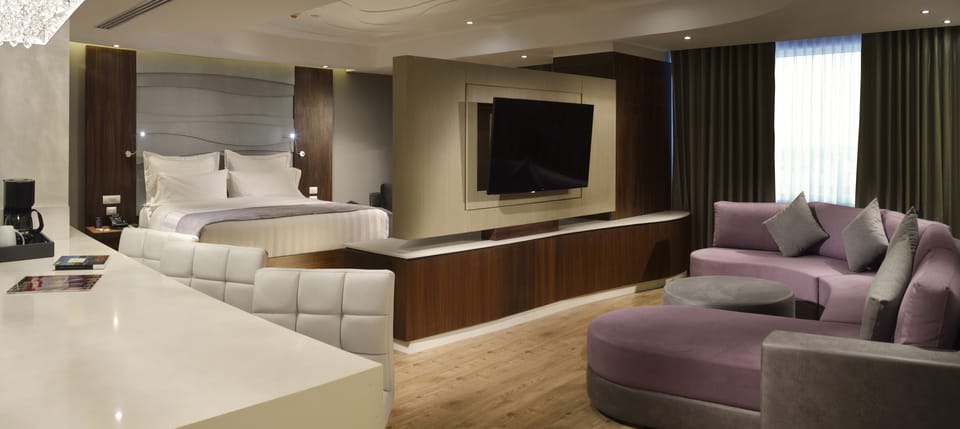 Executive Loft, 1 King Bed (Deluxe Junior) | Premium bedding, in-room safe, desk, laptop workspace