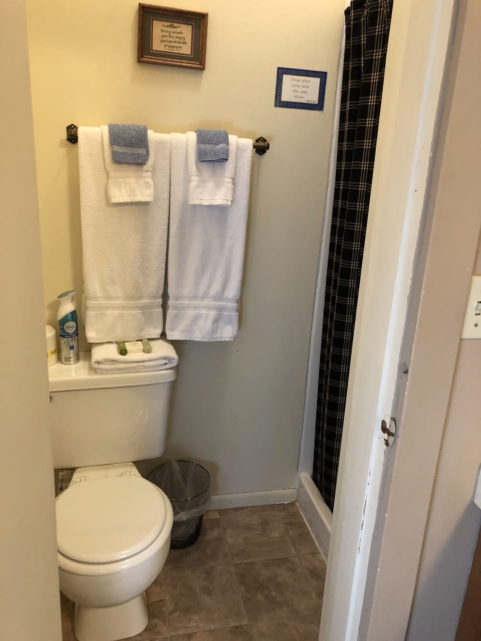 Room, 1 Queen Bed ( Room #2, Queen Bed) | Bathroom | Combined shower/tub, towels