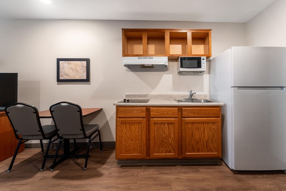 Full-size fridge, microwave, stovetop