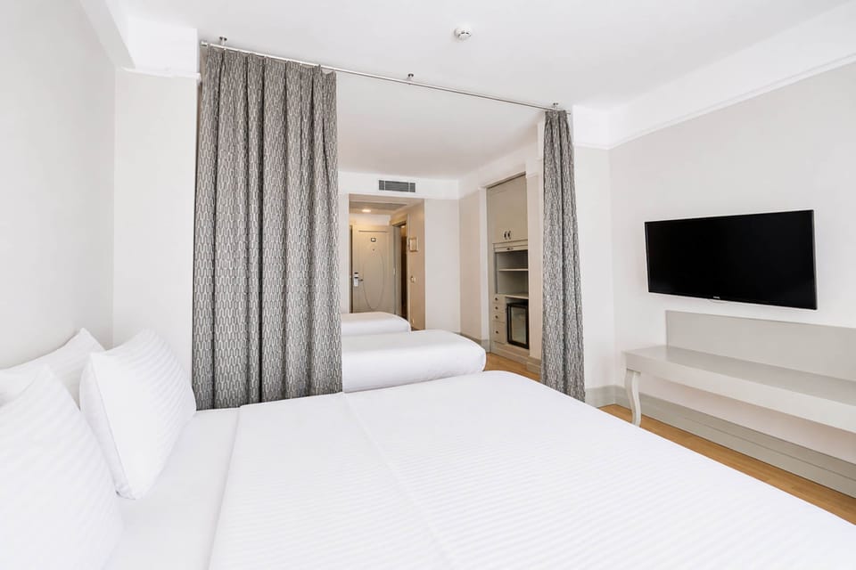 Family Room | Premium bedding, minibar, in-room safe, desk