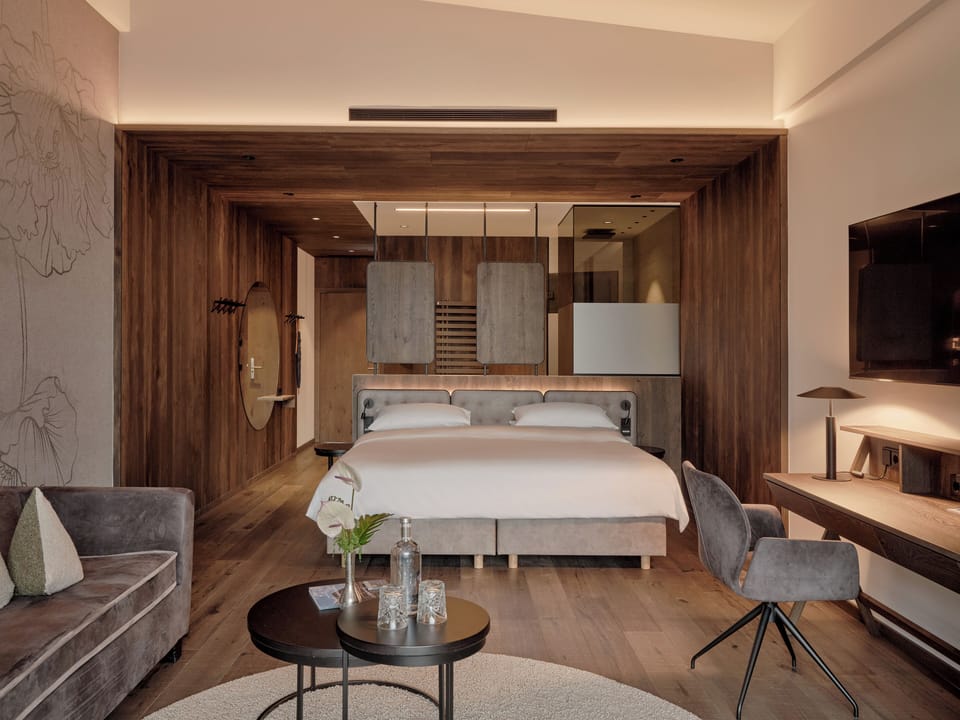 Junior Suite Deluxe 2 | Premium bedding, down comforters, memory foam beds, free minibar items