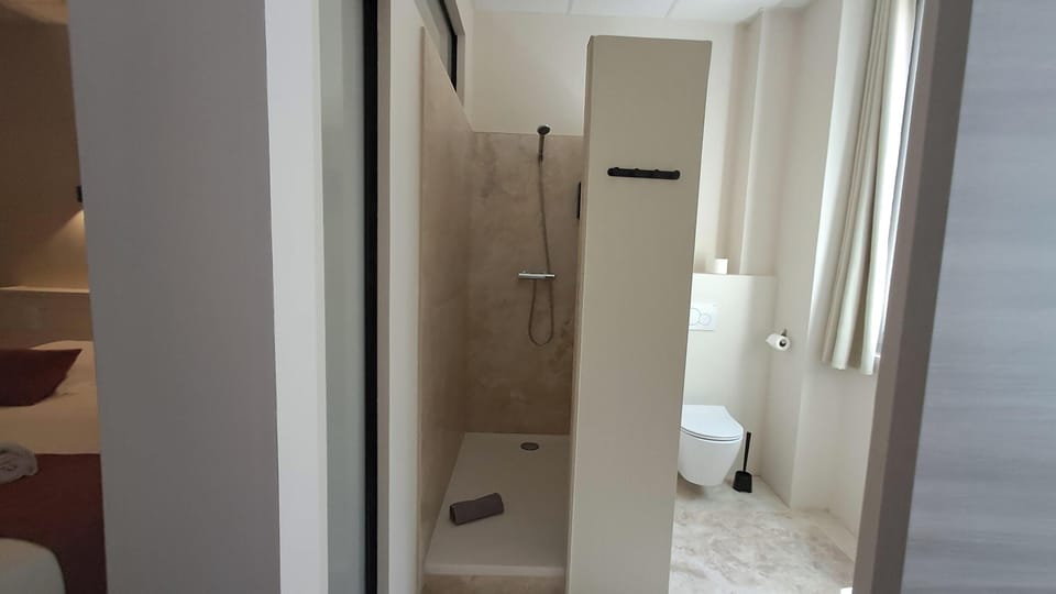 Superior Double Room | Bathroom | Shower, hair dryer, towels