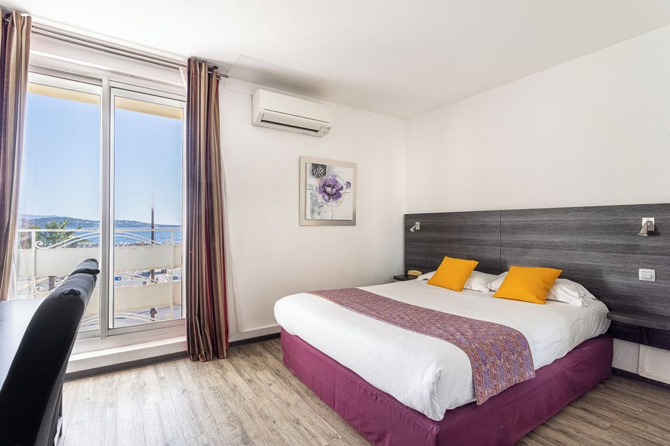 Double Room, Sea View | Minibar, in-room safe, desk, blackout drapes