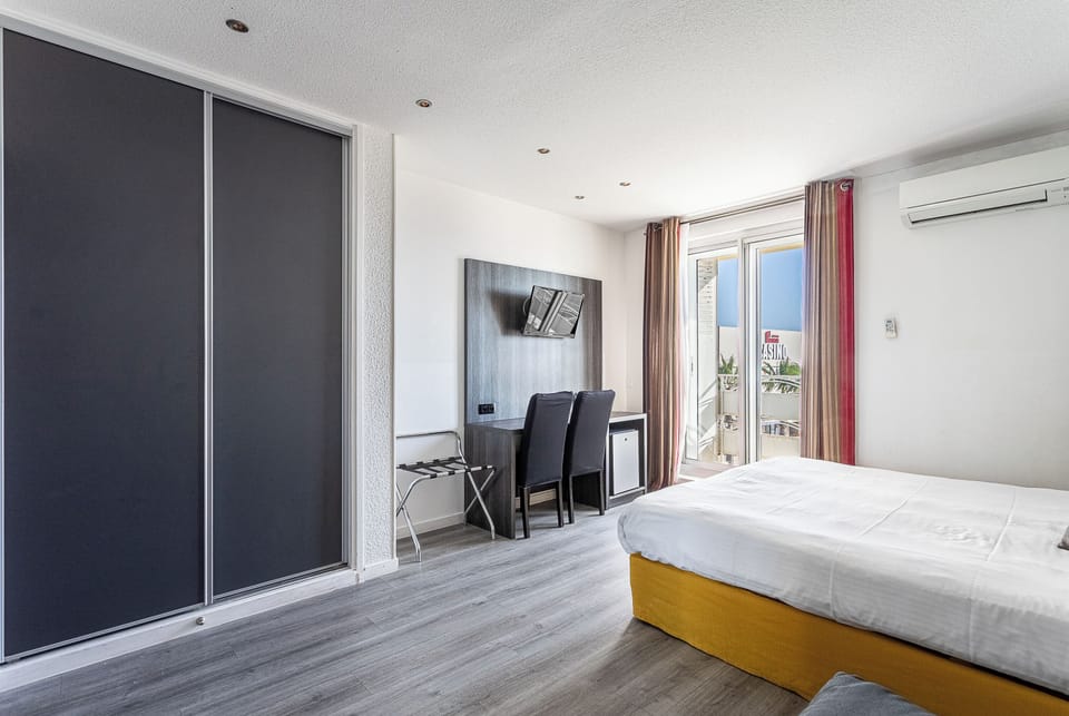 Triple Room, Sea View | Minibar, in-room safe, desk, blackout drapes