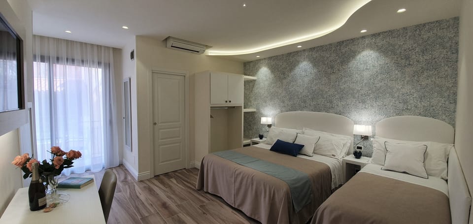 Quadruple Room | In-room safe, desk, soundproofing, free WiFi