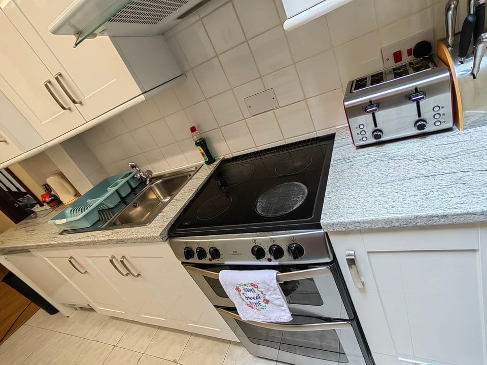 Apartment, Private Bathroom | Private kitchen | Shared fridge, microwave, coffee/tea maker, electric kettle