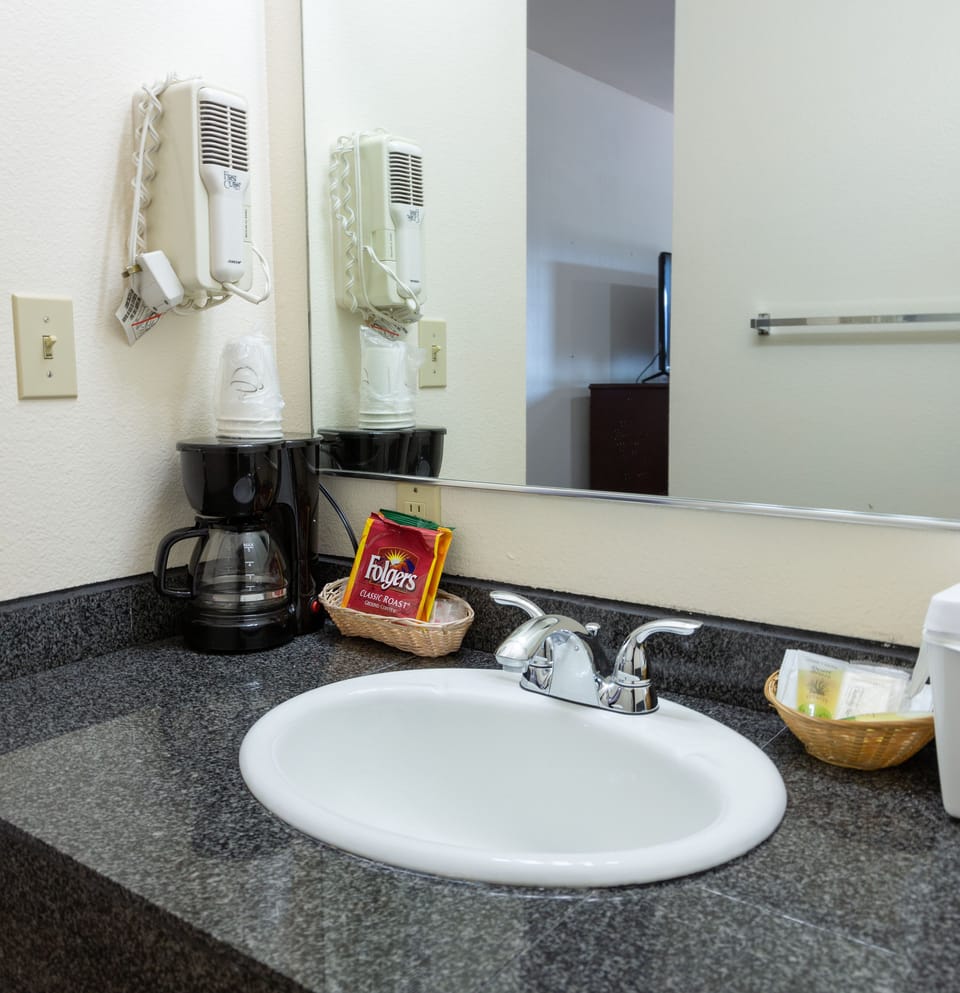 Combined shower/tub, hair dryer, towels