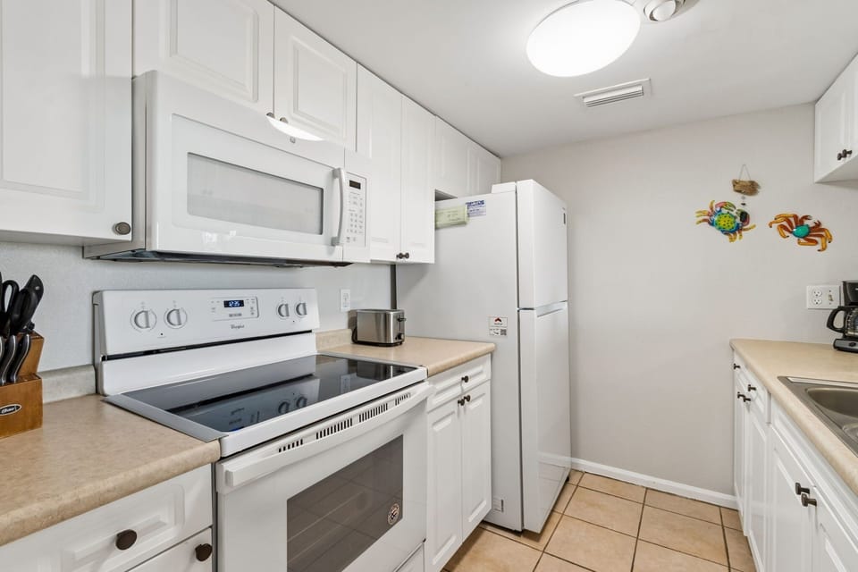 House, 2 Bedrooms | Private kitchen | Full-size fridge, microwave, oven, stovetop