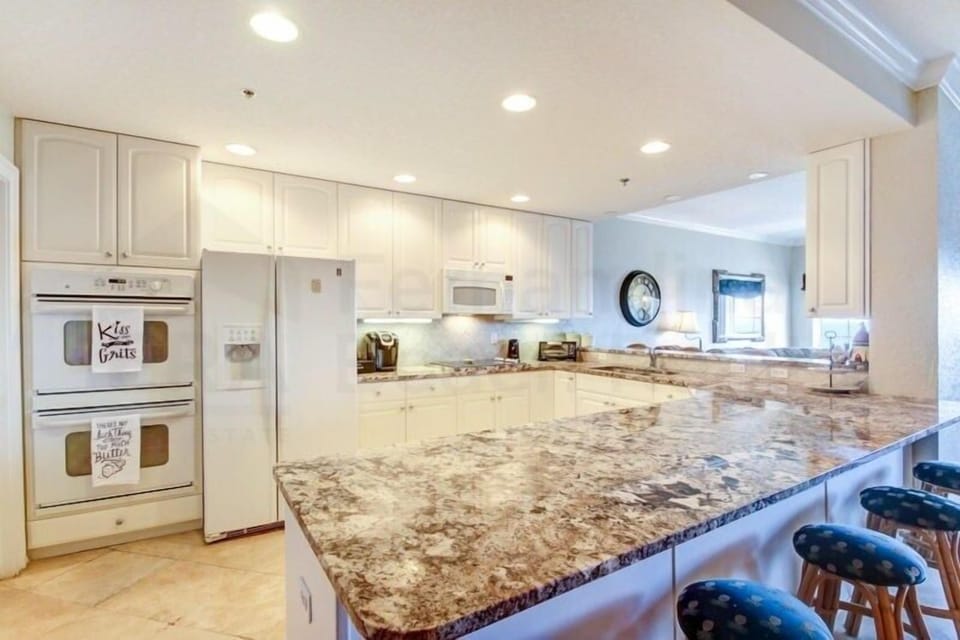 Condo, 3 Bedrooms | Private kitchen | Full-size fridge, microwave, oven, stovetop