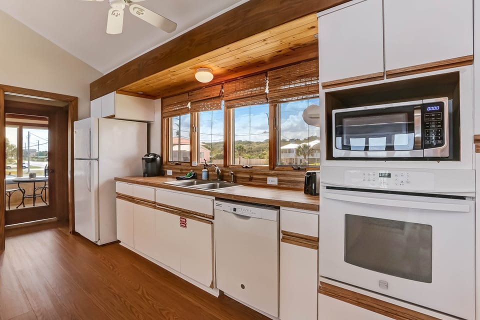House, 3 Bedrooms | Private kitchen | Full-size fridge, microwave, oven, stovetop