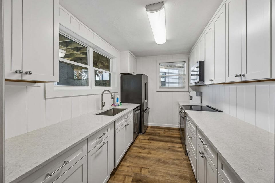 House, 2 Bedrooms | Private kitchen | Full-size fridge, microwave, oven, stovetop