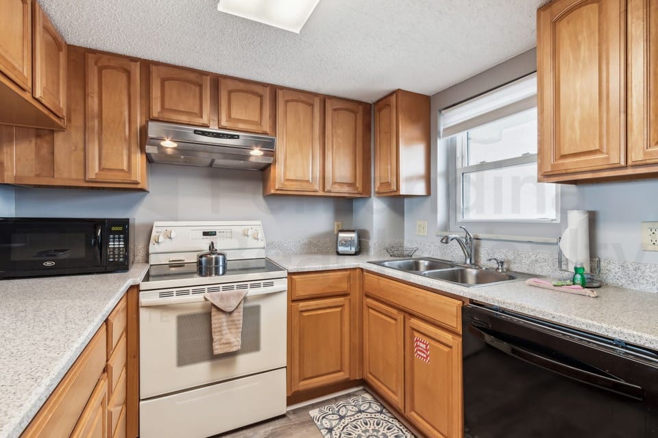 Condo, 2 Bedrooms | Private kitchen | Full-size fridge, microwave, oven, stovetop