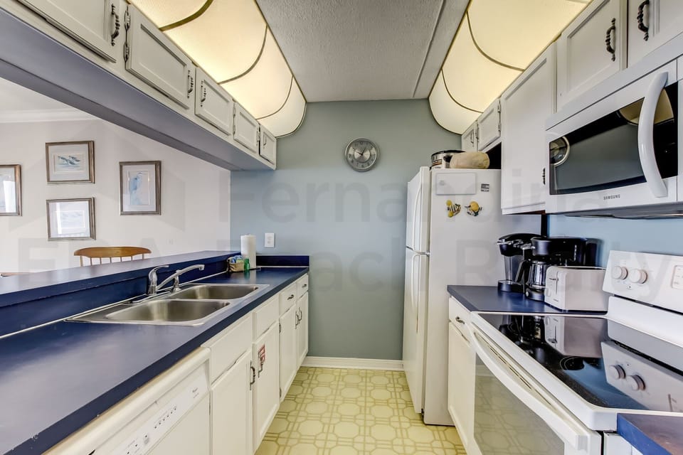 Condo, 2 Bedrooms | Private kitchen | Full-size fridge, microwave, oven, stovetop