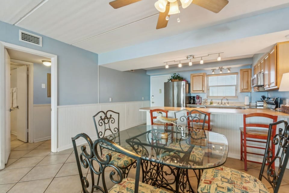 Condo, 2 Bedrooms | Dining