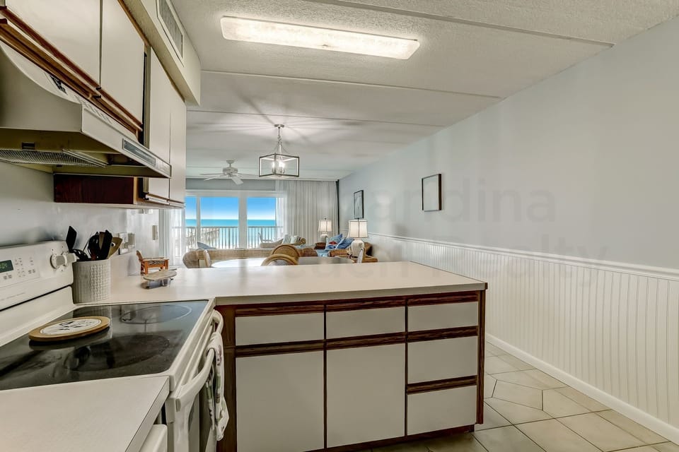 Condo, 3 Bedrooms | Private kitchen | Full-size fridge, microwave, oven, stovetop