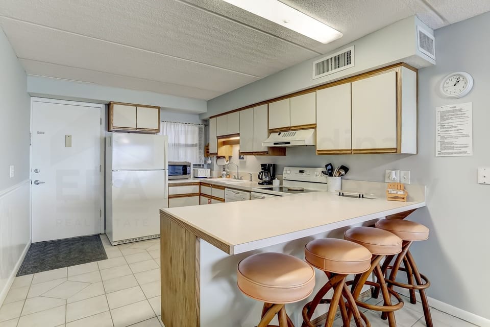Condo, 3 Bedrooms | Private kitchen | Full-size fridge, microwave, oven, stovetop