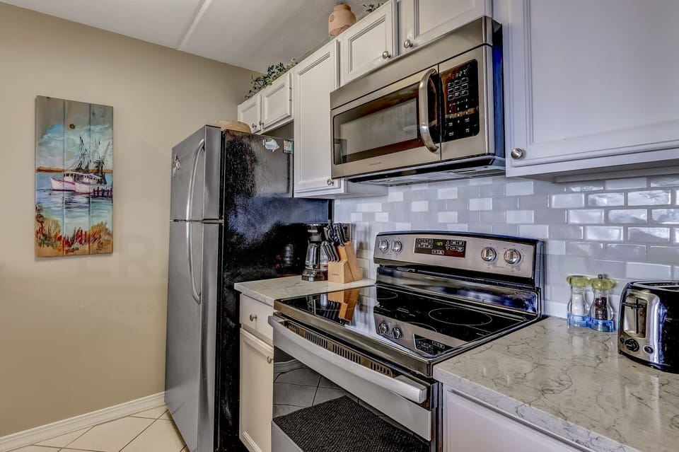 Condo, 2 Bedrooms | Private kitchen | Full-size fridge, microwave, oven, stovetop