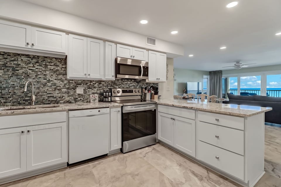 Condo, 3 Bedrooms | Private kitchen | Full-size fridge, microwave, oven, stovetop