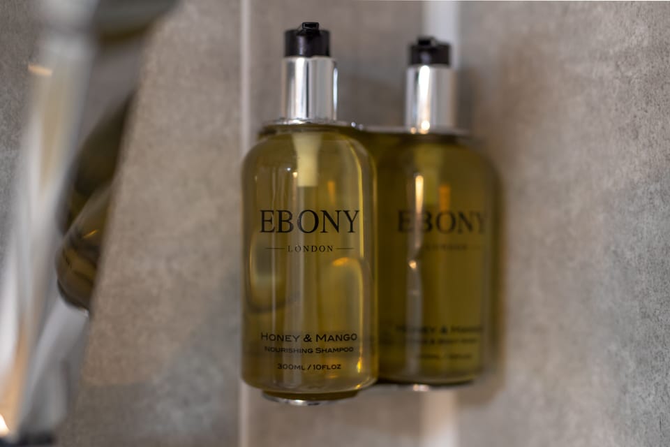 Deluxe Double Room, 1 King Bed | Bathroom | Free toiletries, hair dryer, towels