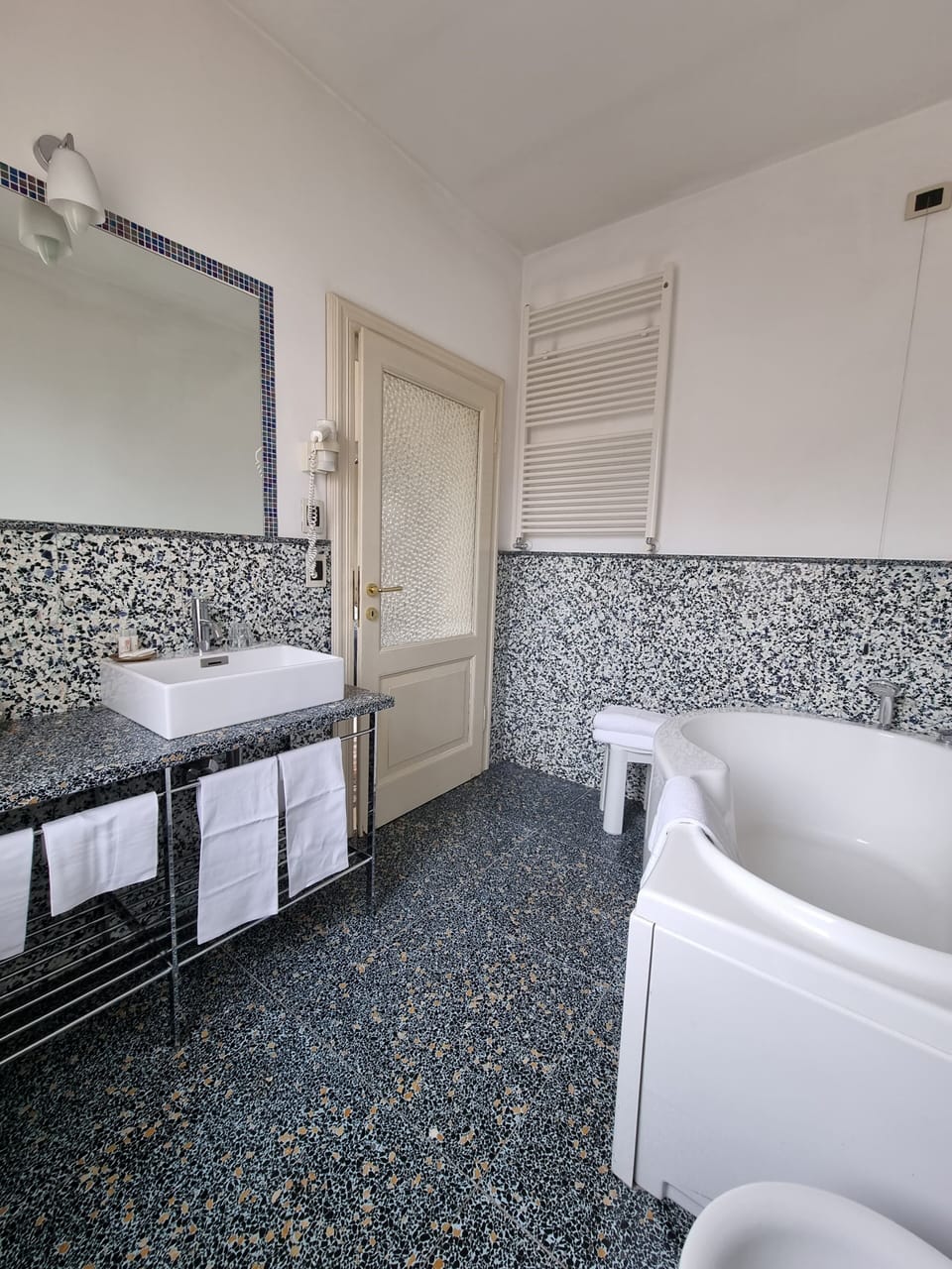 Superior Room | Bathroom | Shower, rainfall showerhead, free toiletries, hair dryer