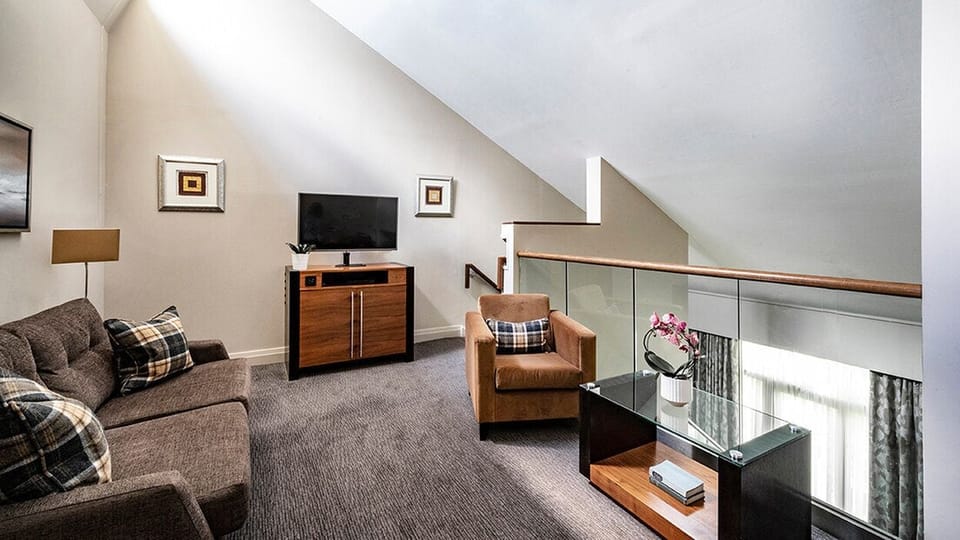 Junior Suite | Living area | LCD TV, DVD player, pay movies