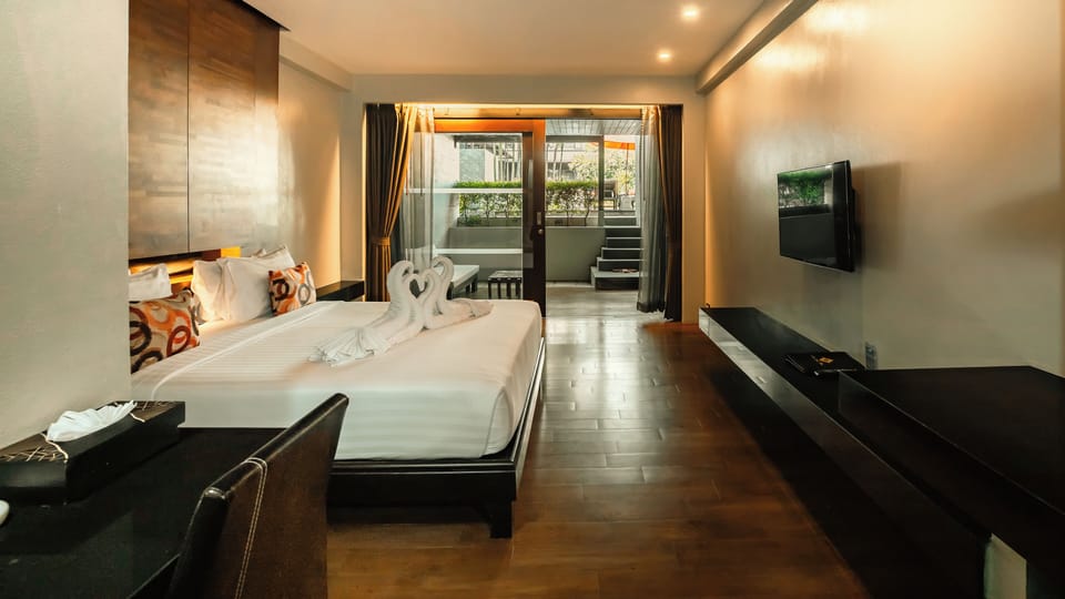 Deluxe Pool Access Double or Twin | In-room safe, cribs (free), rollaway beds (surcharge), WiFi (free)