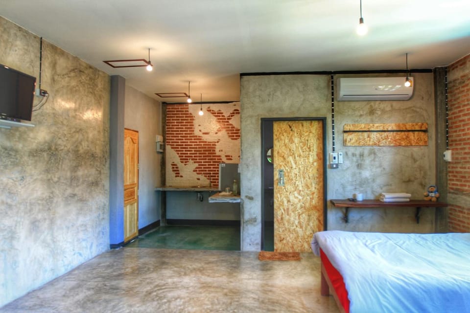 Desk, soundproofing, rollaway beds (surcharge), WiFi (free)