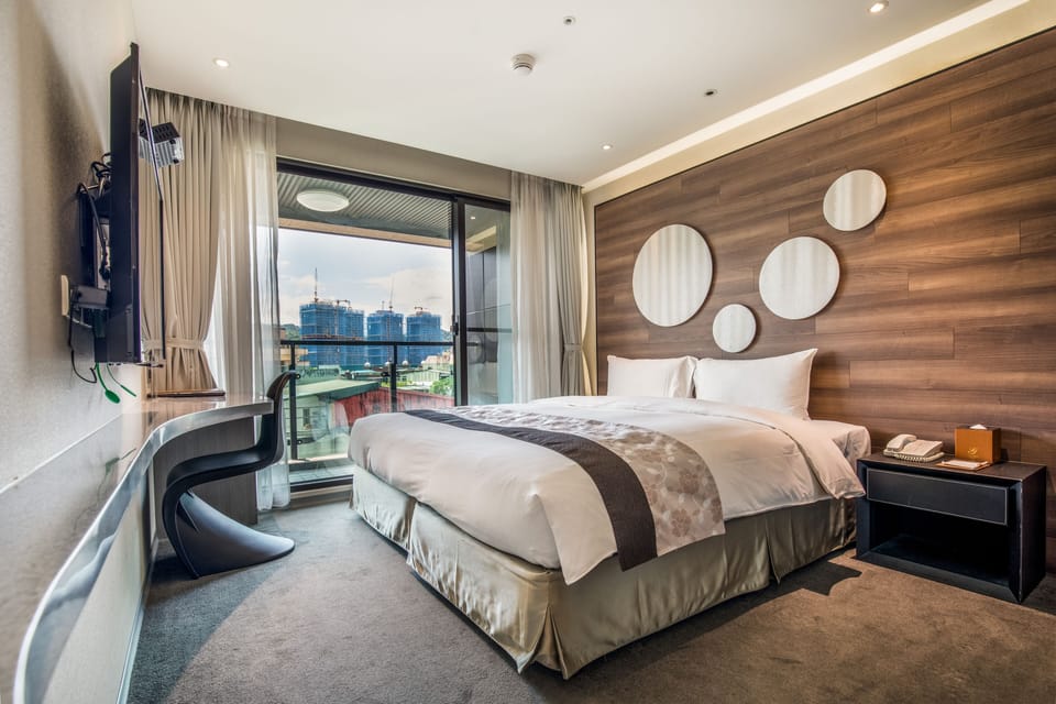 Taipei 101 View Double Room | Desk, free WiFi, bed sheets