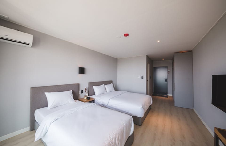 Standard Room | 1 bedroom, down comforters, desk, blackout drapes