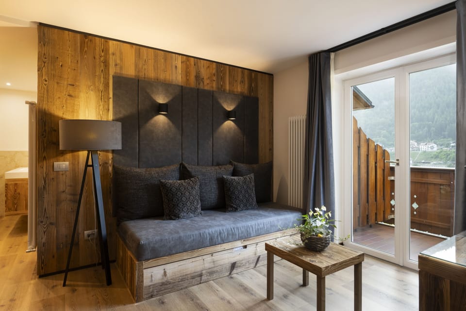 Family Room | Bathroom | Shower, free toiletries, hair dryer, slippers