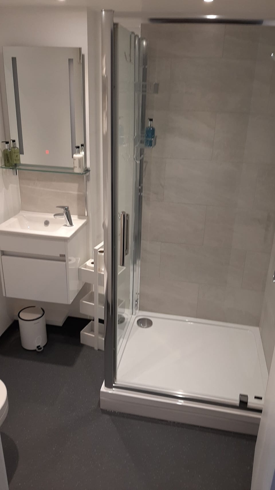 Superior Double Room | Bathroom | Shower, free toiletries, hair dryer, towels