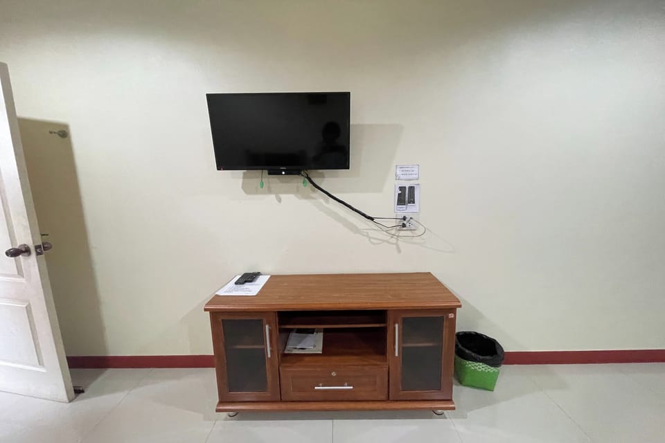 Deluxe Twin Room | Desk, iron/ironing board, free cribs/infant beds, free WiFi