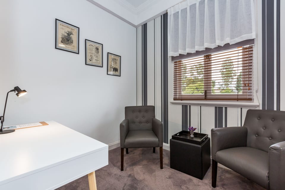 Woodford Room | Living room | 40-inch flat-screen TV with cable channels, TV