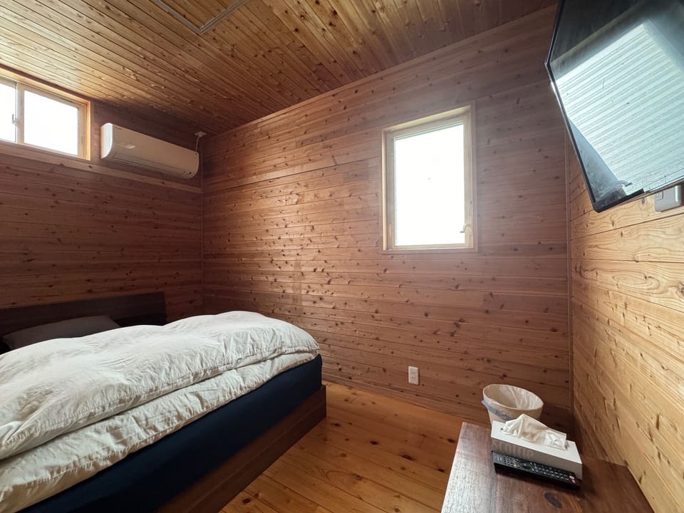 Double Room, Non Smoking | Down comforters, WiFi (free), bed sheets