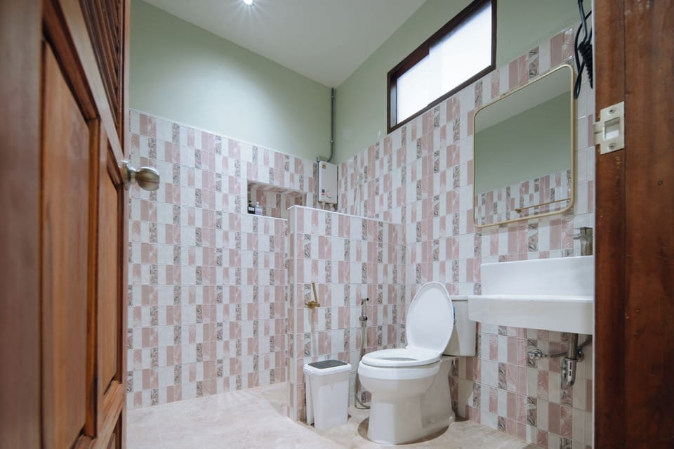Standard Double or Twin Room, 1 King Bed, Pool View | Bathroom | Shower, free toiletries, towels