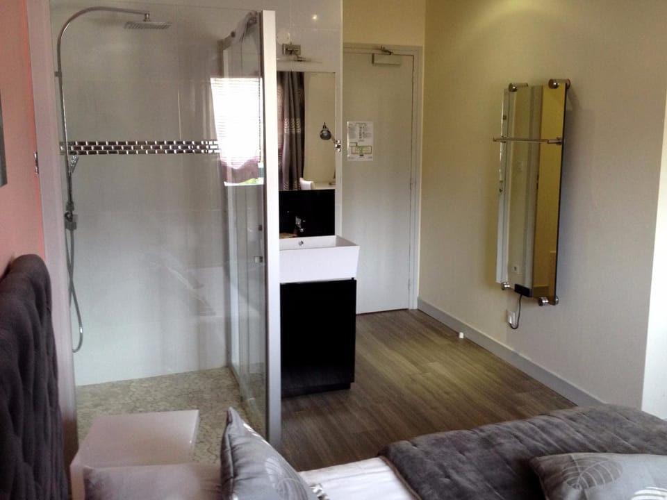 Shower, free toiletries, hair dryer, towels