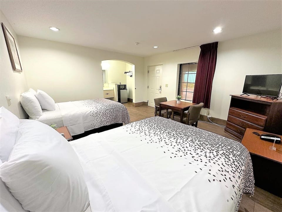 Minibar, iron/ironing board, free WiFi, bed sheets