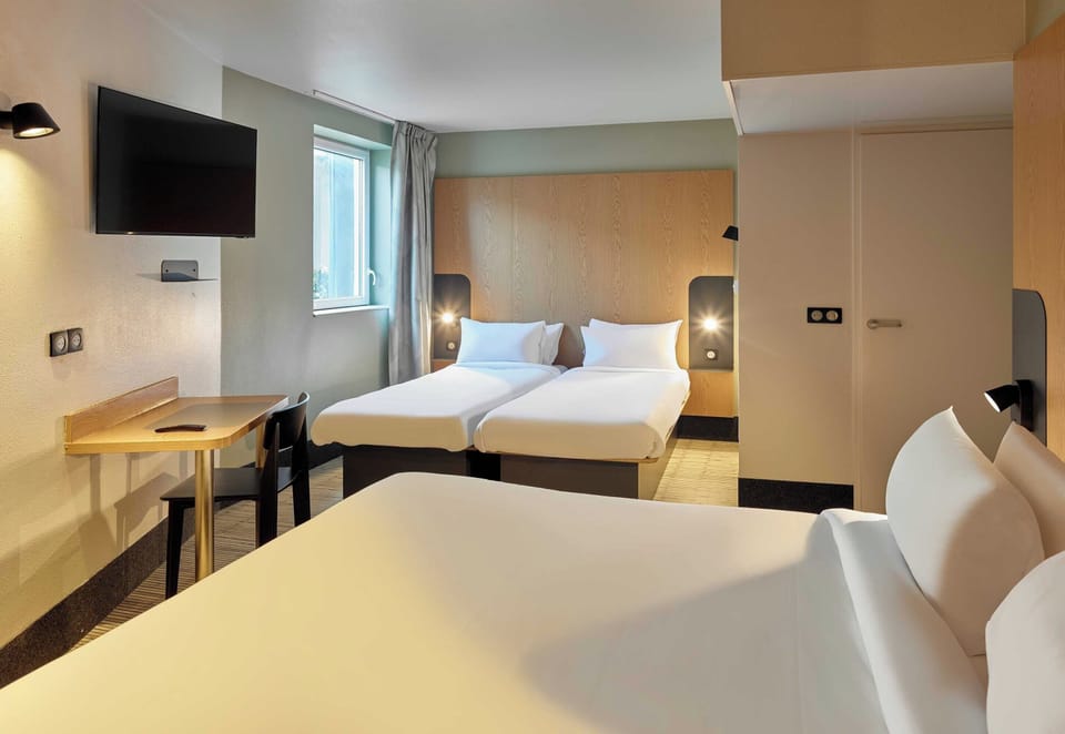 Quadruple Room | Desk, soundproofing, free WiFi, bed sheets