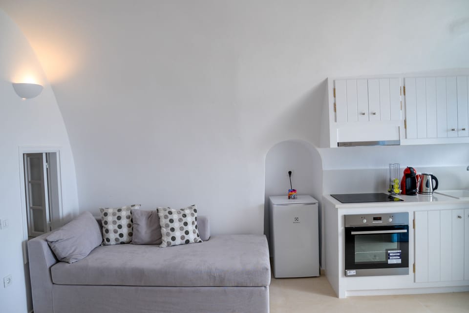 House, Jetted Tub, Sea View | Living area | 34-inch flat-screen TV with satellite channels, TV