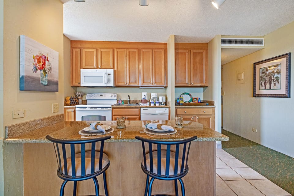 Studio | Private kitchen | Coffee/tea maker, full-size fridge, microwave, oven