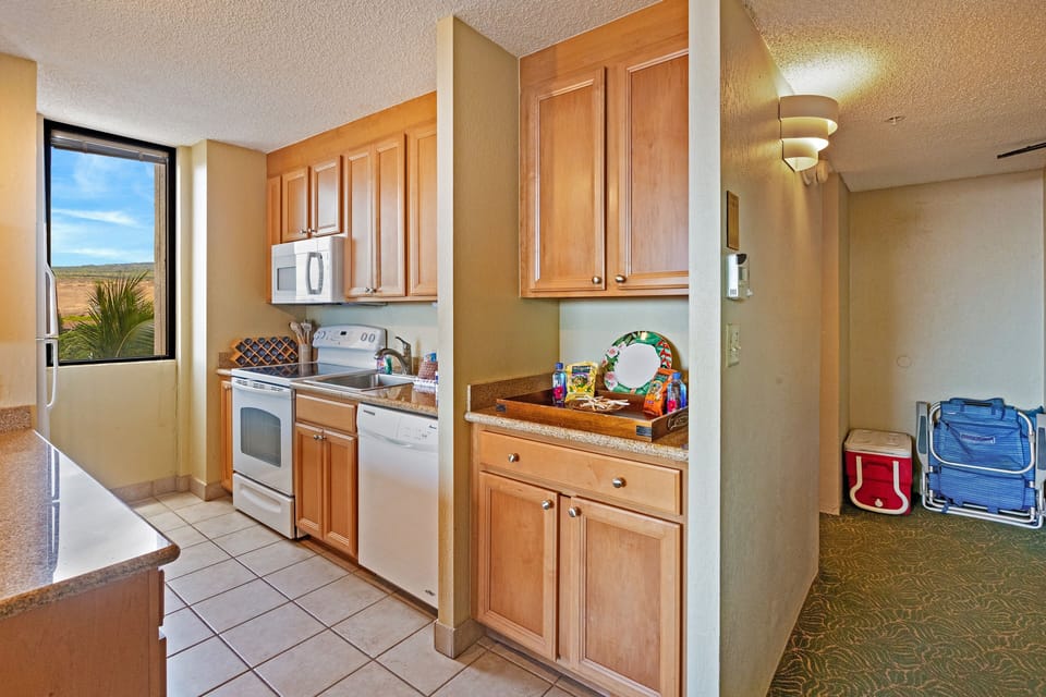 Studio | Private kitchen | Coffee/tea maker, full-size fridge, microwave, oven