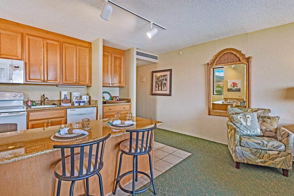 Studio | Private kitchen | Coffee/tea maker, full-size fridge, microwave, oven