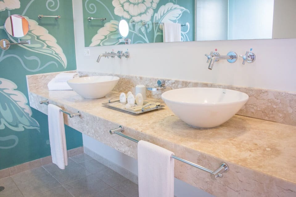 Apartamento Superior Okara | Bathroom | Shower, free toiletries, hair dryer, towels