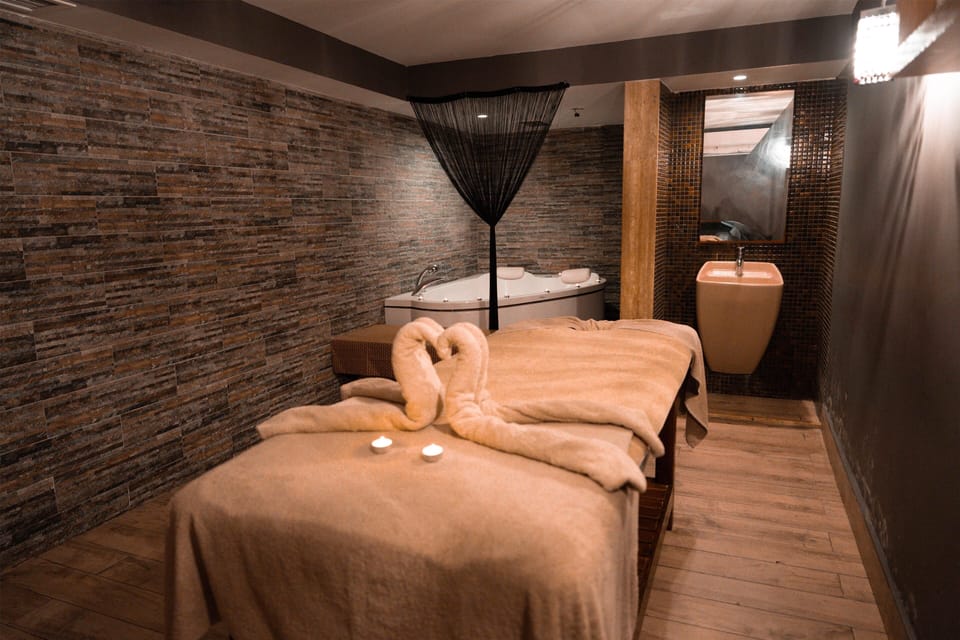 Couples treatment rooms, sauna, hot tub, steam room, Turkish bath