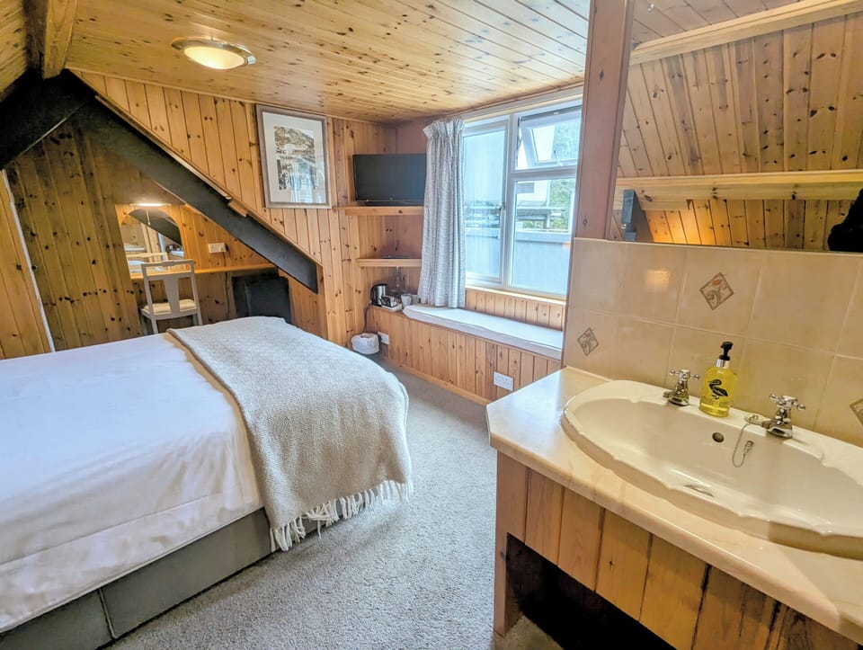 Double Room, 1 King Bed, Ensuite (Not dog friendly) | Premium bedding, desk, iron/ironing board, free WiFi