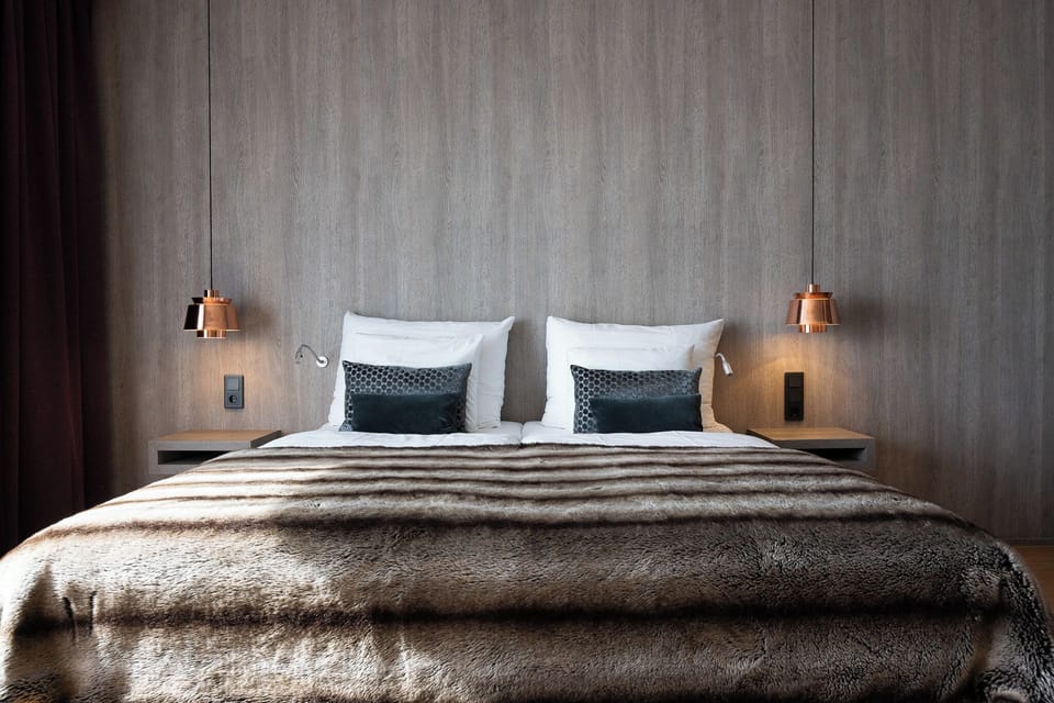 Double Room, Accessible | Minibar, in-room safe, desk, laptop workspace